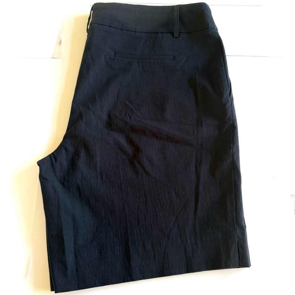 HILARY RADLEY LADIES’ NAVY BERMUDA SHORT (XL)